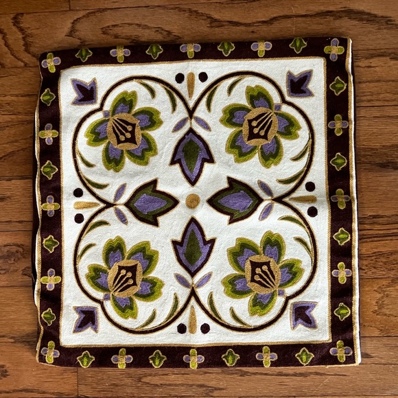 Embroidered decorative pillow case on zipper. Pre-owned in excellent condition - Picture 1 of 6